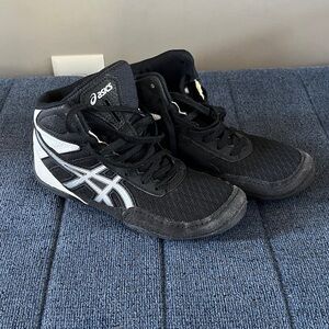 ASICS kids wrestling shoes